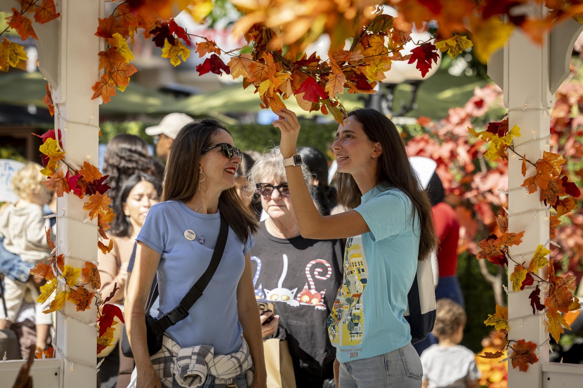 Gilmore Girls At 25 L A Fans Get A Taste Of Stars Hollow Los Angeles Times